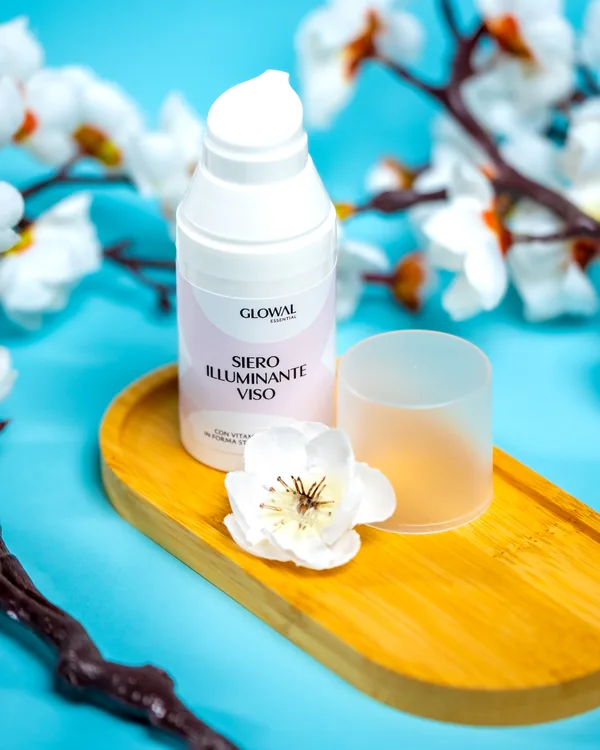 Glowal: siero viso su un vassoio di legno, con fiori su fondo azzurro