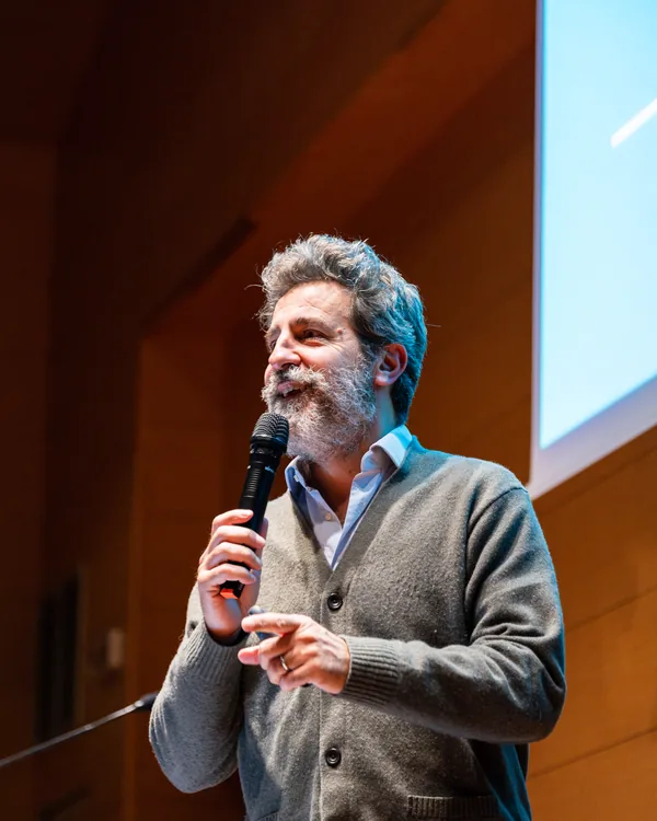 Synlab Hackathon 2024: un relatore al microfono