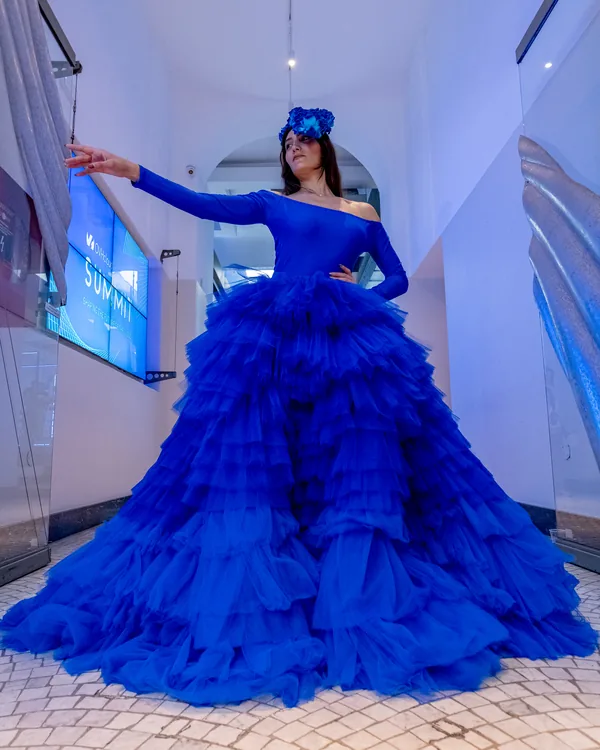 OVHcloud Summit Festival 2025: performer in abito blu