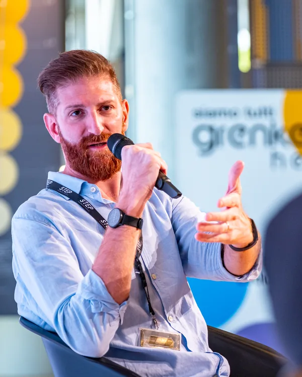 Grenke Hero: un relatore al microfono