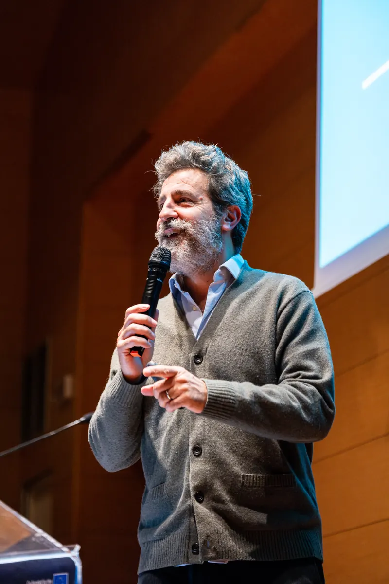 Synlab Hackathon 2024: un relatore al microfono