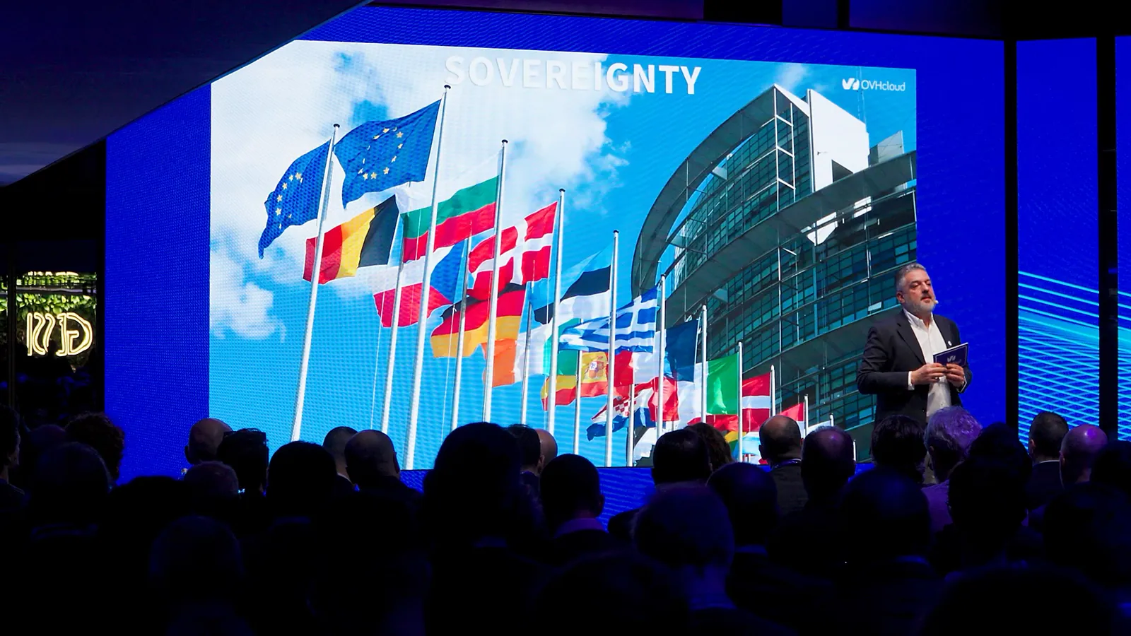 Il palco con le bandiere europee sullo schermo, durante la keynote