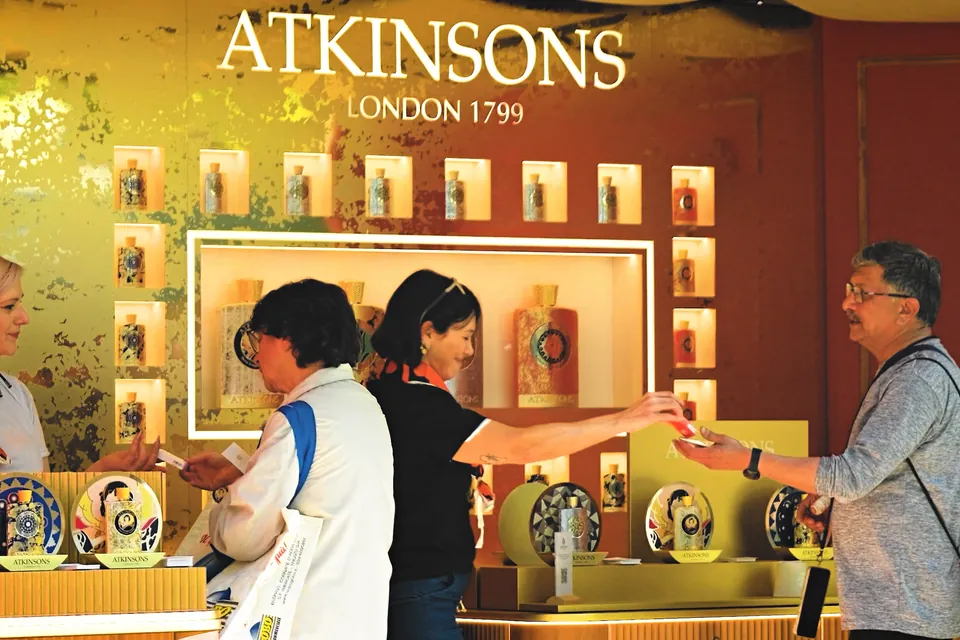 Lo stand Atkinsons con le fragranze esposte